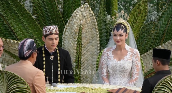 Pernikahan pasangan selebritas ini mengusung adat Jawa, tepatnya Yogyakarta. Maxime tampil tampan dan gagah dengan beskap hitam beserta blangkonnya. Sementara Luna manglingi dengan kebaya putih, riasan paes, dan kain tile yang menjuntai. (Foto: YouTube TS Media)