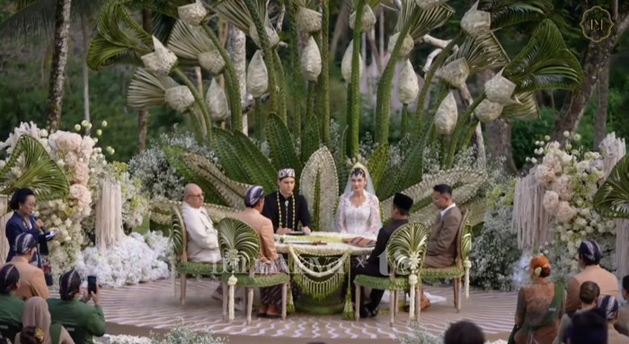 Salah satu yang menarik adalah dekorasi pernikahannya. Luna dan Maxime mengusung adat Jawa dengan dominasi warna hijau dan putih. Warna hijau menambah kesan asri dan warna putih sesuci cinta keduanya. (Foto: YouTube TS Media)