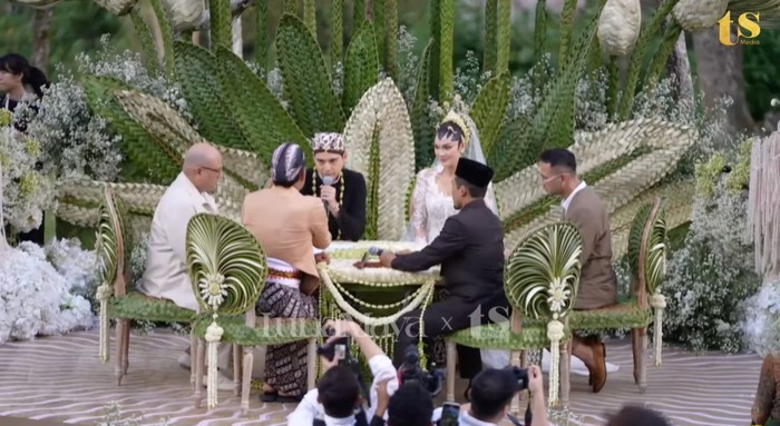 Pemain Ticket to Paradise ini tak melepas senyum bahagianya sejak Luna sampai di hadapannya. Suasana begitu khidmat saat akad nikah berlangsung. Suami Maia Estianty Irwan Mussry menjadi saksi dari Maxime dan Raffi Ahmad dari pihak Luna. (Foto: YouTube TS Media)