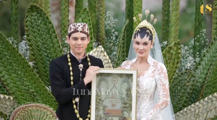 Untuk pujaan hatinya, aktor berusia 32 tahun ini memberikan mahar berupa logam mulia sebesar 7.5 gram, serta uang tunai sebesar USD 2025, yang menyesuaikan tanggal pernikahannya, 7 Mei 2025. (Foto: YouTube TS Media)