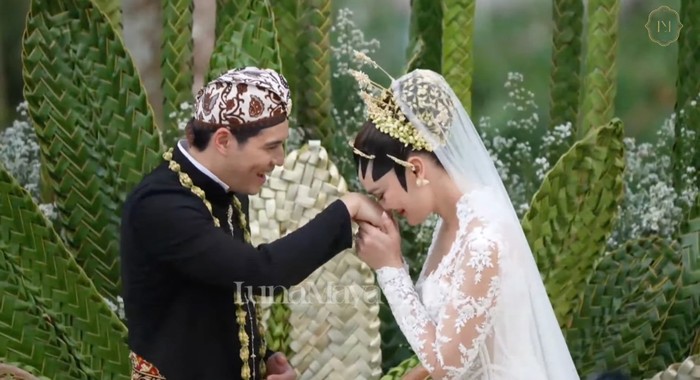 Acara yang semula khidmat mendadak riuh dengan tepuk tangan saat pasangan ini sudah dinyatakan sah sebagai pasangan suami istri. Saat dipersilakan untuk mencium tangan Maxime sebagai tanda baktinya ke suami, Luna terlihat beberapa kali menciumnya dengan senyum.