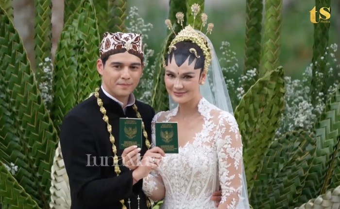 Begitu pun saat memamerkan buku nikah. Selain suasana yang mendadak ramai, keduanya sama-sama tersenyum bahagia. (Foto: YouTube TS Media)