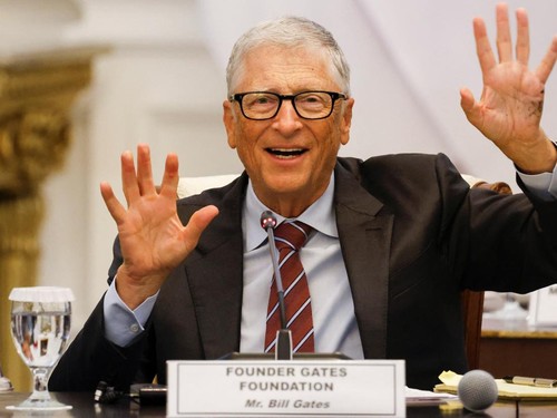 Bill Gates gestures as he speaks during a meeting with Indonesian President Prabowo Subianto and Indonesian authorities at the Merdeka Palace in Jakarta, Indonesia, May 7, 2025. REUTERS/Ajeng Dinar Ulfiana