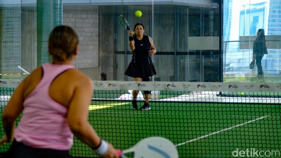 Bukan tenis atau squash&comma; padel kini menjadi tren baru&period; Olahraga asal Meksiko ini menjadi primadona baru kaum urban di Jakarta&period;