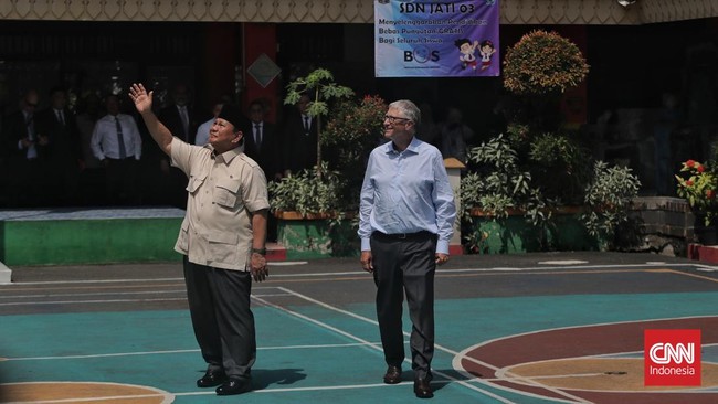 Prabowo Peluk Anak Disabilitas Usai Cek MBG Bareng Bill Gates Presiden Prabowo Subianto memeluk anak berkebutuhan khusus saat bersama Bill Gates mengecek program Makan Bergizi Gratis di SDN 03 Jati, Jakarta.