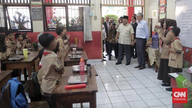 Bill Gates Titip Pesan Ini Saat Tinjau Program MBG Bareng Prabowo Bill Gates mengatakan MBG merupakan program yang sangat penting. Menurutnya, anak-anak dan ibu hamil harus menjadi fokus target dari program ini.