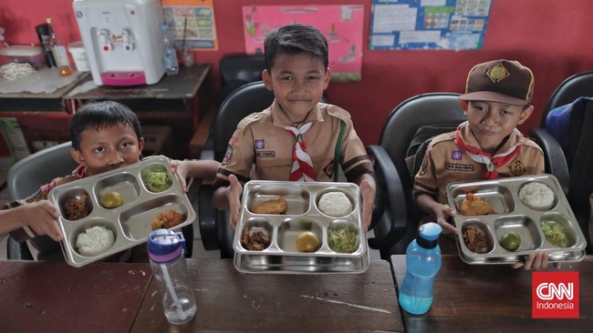 Siswa SMP Surakarta Aktif Edukasi Gizi dari Menu MBG Secara Kreatif Siswa SMP Surakarta berbagi ulasan kreatif tentang kandungan gizi menu MBG di media sosial untuk meningkatkan kesadaran nutrisi masyarakat.