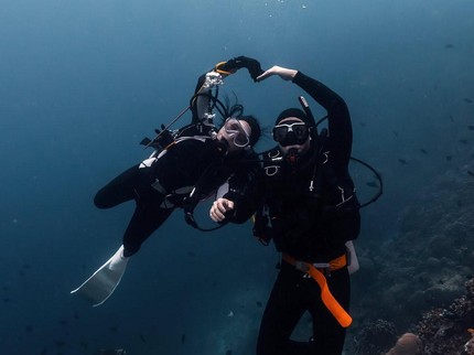 Momen Prilly Latuconsina Ajak Omara Esteghlal Diving Bersama Pertama Kali, Simak Keseruannya