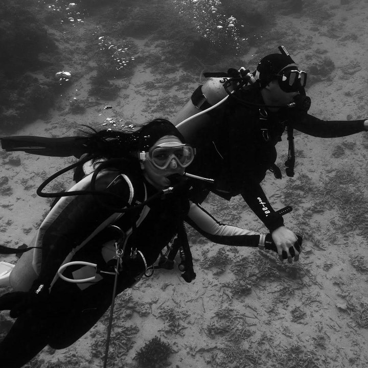 <p>Artis Prilly Latuconsina memiliki hobi <em>diving</em>, Bunda. Beberapa waktu lalu, ia pun mengajak sang kekasih, Omara Esteghlal untuk <em>diving</em> bersama. (Foto: Instagram: @prillylatuconsina96)</p>