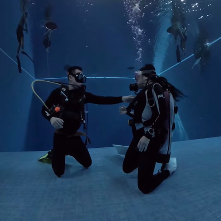 <p>"Apresiasi <em>post</em> untuk <em>@omara.esteghlal</em> setelah melewati <em>test</em> di kolam dan laut akhirnya sudah jadi <em>diver</em>! Terima kasih sudah masuk ke duniaku dan sebenarnya menyukainya. Padahal dia tadinya anak gunung tapi mau coba buat<em> scuba diving.</em> Kamu bilang kamu akan mencoba menyelam hanya untuk bersamaku di sana, dan coba tebak? Kamu berhasil! Selamat datang di klub, penyelam! Sekarang mari kita ciptakan kenangan di bawah air," ungkapnya. (Foto: Instagram: @prillylatuconsina96)</p>