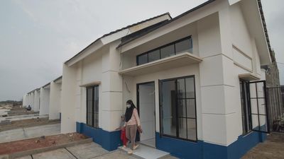 Seorang wanita dan anaknya melintasi rumah subsidi untuk  karyawan industri media di Perumahan Gran Harmoni  Cibitung, Kabupaten Bekasi, Jawa Barat, Selasa (6/5/2025). Pemerintah menyiapkan  1.000 rum