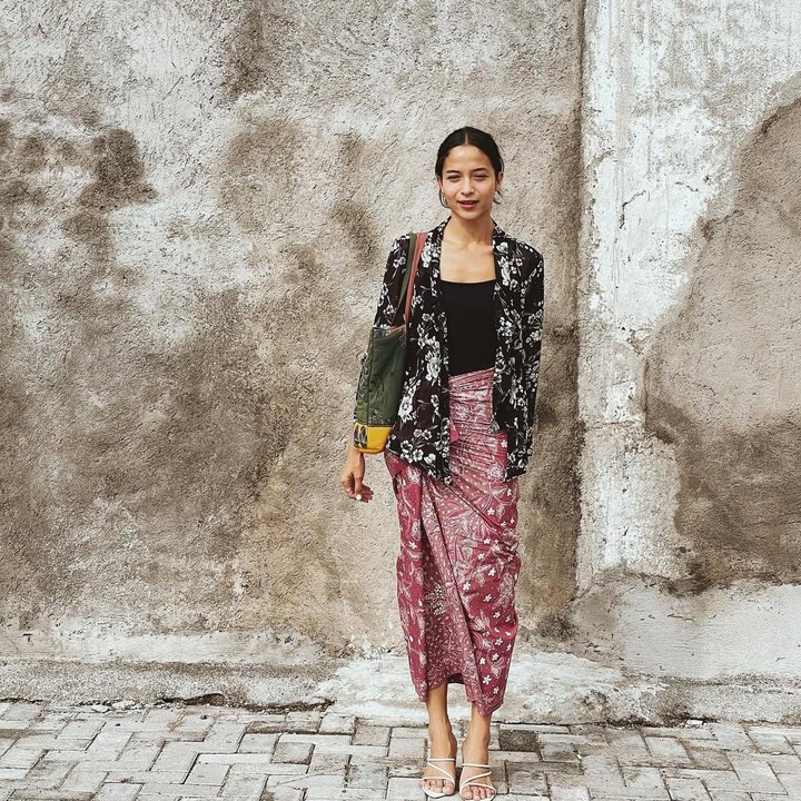 <p>Putri Marino termasuk salah satu artis Indonesia yang cukup sering tampil mengenakan batik sebagai bagian dari <em>outfit out the day</em> (OOTD). Seperti foto berikut ini, Putri mengenakan bawahan kain batik berwarna merah dipadu padan dengan kebaya jadul berwarna hitam yang dijadikan <em>outer</em>. (Foto: Instagram@putrimarino)</p>