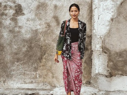 5 Ide Outfit Artis Indonesia dengan Bawahan Kain Batik, Bisa untuk Kasual hingga Resepsi Nikah
