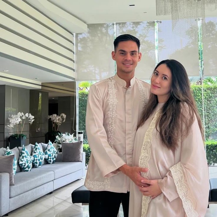 <p>Putri pesebak bola Cristian Gonzales, Amanda Gonzales juga sedang mengandung anak pertama. Ia hamil setelah resmi menikah dengan Christian Rontini pada Sabtu, 28/10/2023. Kini usia kehamilannya sudah masuk 34 weeks. (foto: @gonzalezamanda10).</p>