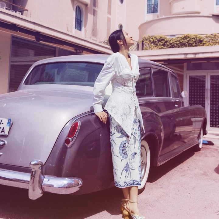 <p>Selanjutnya juga ada artis Raline Shah yang kerap mengunggah foto OOTD di akun Instagram pribadinya. Raline sering kali tampil mengenakan kain batik, seperti foto berikut ini. Perempuan 40 tahun ini terlihat menawan saat mengenakan kebaya dan kain batik, bukan, Bunda? (Foto: Instagram@ralineshah)</p>