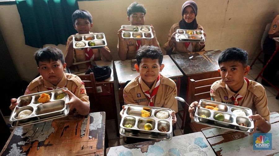 Sejumlah siswa saat mengikuti pelaksanaan program Makan Bergizi Gratis (MBG) di SDN Jati 03 Pagi, Pulo Gadung, Jakarta Timur, Rabu, (7/5/2025). (CNBC Indonesia/Muhammad Sabki)