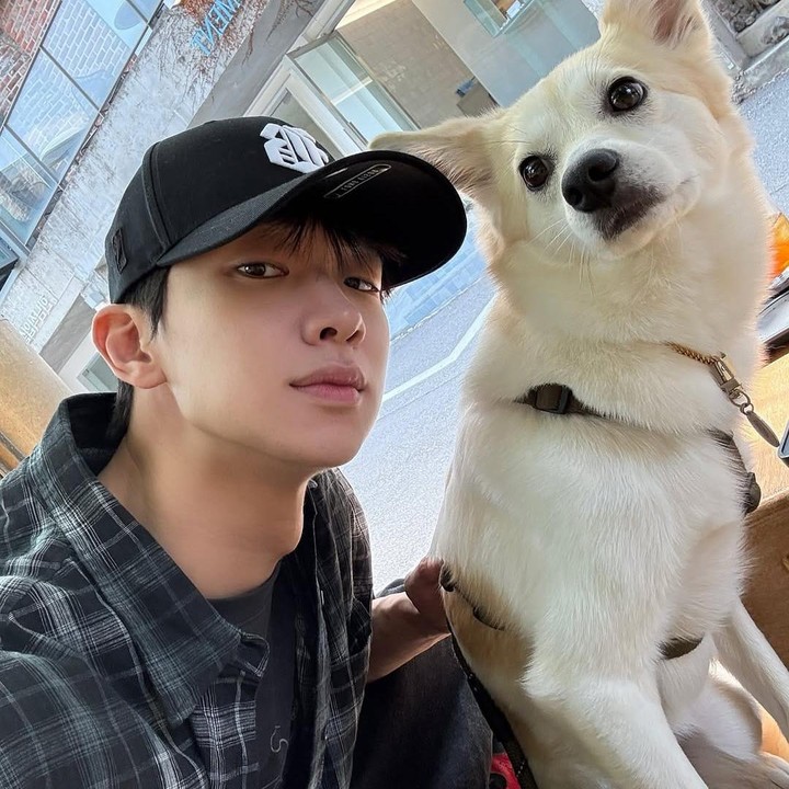 <p>Selain tampan, manis, dan juga cool, Kim E Jun juga merupakan orang yang sangat menyayangi binatang. (Foto: Instagram @twozun)</p>