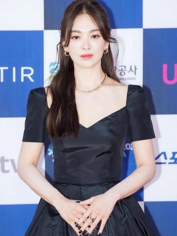 5 Inspirasi Gaya Rambut ala Aktris Korea Song Hye Kyo, Elegan dan Menawan!