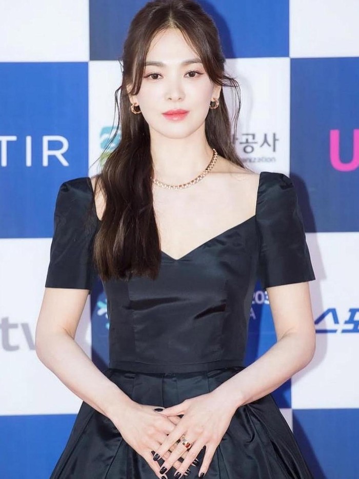 Untuk kamu yang memiliki rambut panjang, kamu bisa mencoba gaya half-ponytail dengan curtain bangs yang cantik, Beauties./ Foto: instagram.com/kyo1122