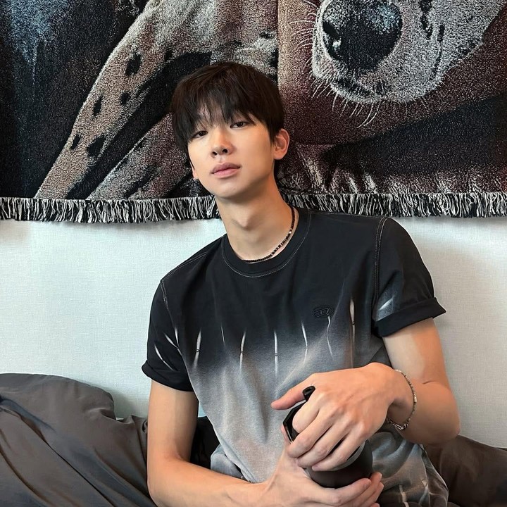 <p>Kim E Jun ternyata suka berpenampilan kasual di balik perannya sebagai tenaga medis yang cepat tanggap. Wajahnya yang tampan membuat penonton Resident Playbook mengira akan ada loveline dengan Oh Yi Young. (Foto: Instagram @twozun)</p>