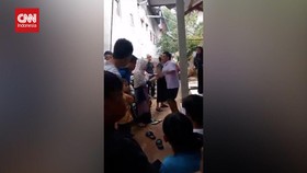 VIDEO: Diteriaki Penculik Anak, Nenek di Cianjur Dipukuli Warga
