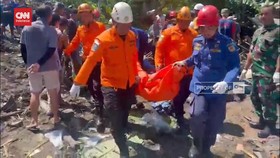 VIDEO: Momen Petugas Evakuasi Korban Tabrakan Maut Purworejo