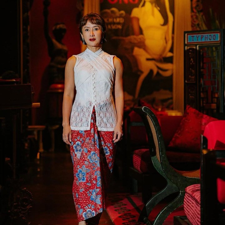 <p>Widi Mulia dikenal sebagai salah satu musisi yang begitu kental melestarikan budaya Indonesia. Sebab, penampilannya selalu dihiasi dengan balutan kain batik. Misalnya saja seperti foto berikut ini saat Widi menghadiri sebuah acara pernikahan. Ia mengenakan kain batik berwarna merah yang dipadu padan dengan <em>blouse</em> brukat putih. (Foto: Instagram@widimulia)</p>