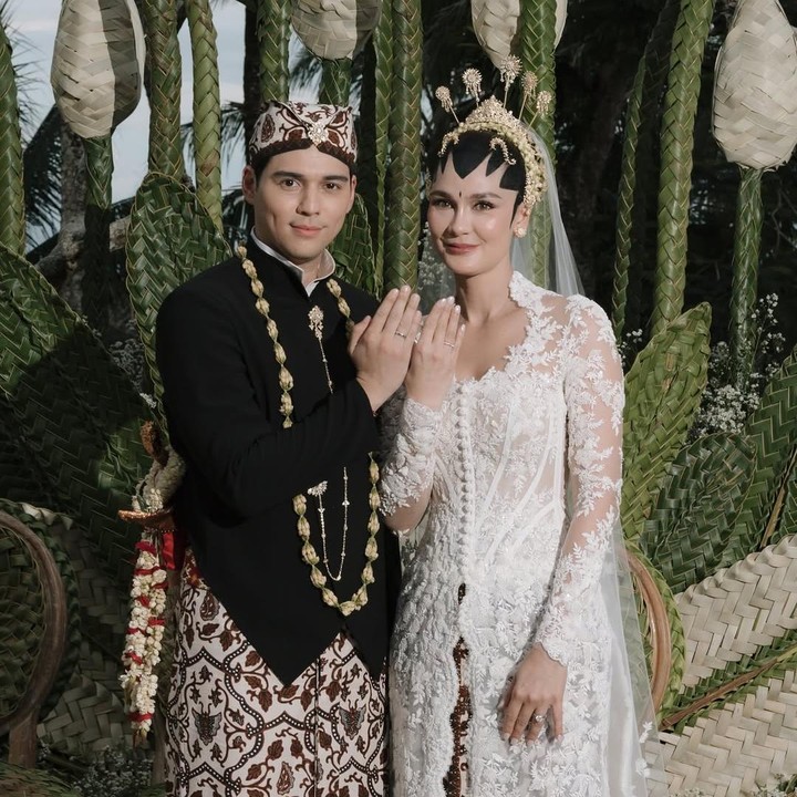 <p>Luna Maya dan Maixime Bouttier sering kali menjadi perhatian publik, terlebih lagi pasangan ini memiliki jarak usia yang cukup jauh. Maxime diketahui berusia lebih muda 10 tahun dari Luna. Namun, perbedaan usia tak menghalangi cinta mereka. Keduanya pun baru saja resmi menjadi suami dan istri, Rabu (7/5/2025). (Foto: Instagram/@lunamaya @iluminen)</p>