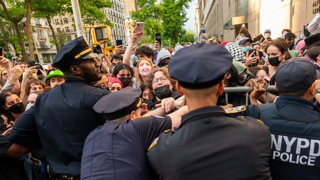 Walkot New York Sebut Tak Butuh Bantuan Garda Nasional Tangani Demo Wali Kota New York, Eric Adams, menegaskan kota tidak butuh bantuan Garda Nasional untuk menangani protes. Dia percaya polisi mampu mengendalikan situasi.