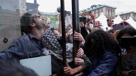 Universitas Columbia Skors-Coret 80 Mahasiswa karena Demo Kecam Israel
