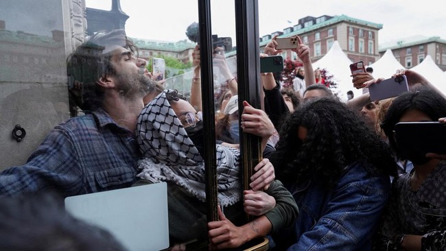 Universitas Columbia, Amerika Serikat, menjatuhkan sanksi berat terhadap 80 mahasiswanya yang terlibat dalam aksi protes operasi militer Israel di Gaza.