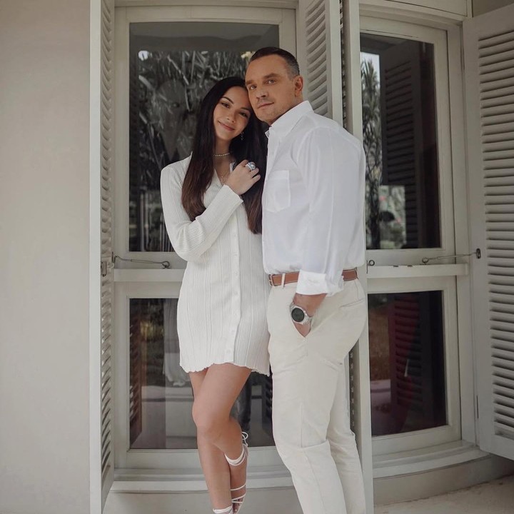 <p>Diketahui bahwa Ayah Alyssa merupakan seorang pengusaha sukses, Bunda. Usai menikah dengan Risa Dewi, ia dikaruniai tiga anak yakni Alexandra Daguise, Alyssa Daguise, dan Andhika Daguise. Netizen pun langsung memerhatikan paras Ayah Alyssa yang tampan. "Mirip mukanya sma @alghazali7 klo dri samping, ganteng bngt," tulis @jas****.  "Daddy nya ganteng bgt..," ucap @tish****. "Papanya ganteng banget," komen @mam****. (Foto: Instagram: @alyssadaguise)</p>
