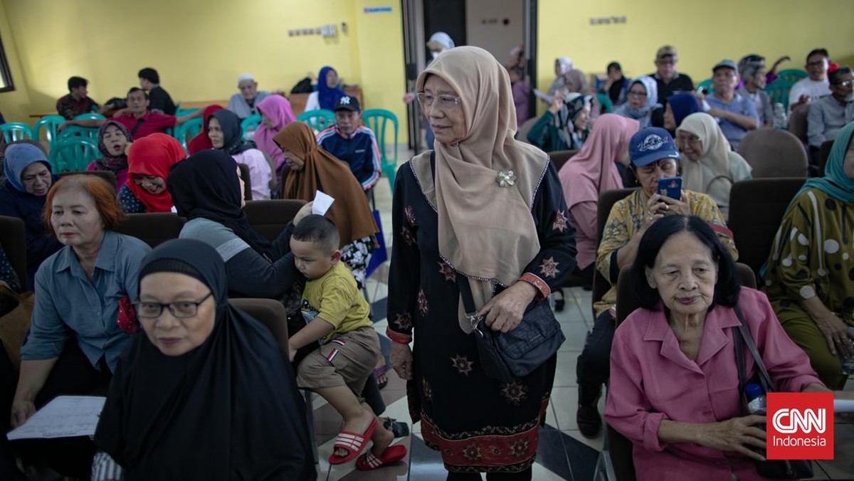 FOTO: Antusias Warga Jakarta Daftar Pembuatan Kartu Layanan Gratis