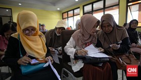 FOTO: Antusias Warga Jakarta Daftar Pembuatan Kartu Layanan Gratis
