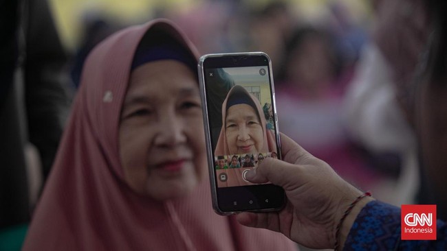 FOTO: Antusias Warga Jakarta Daftar Pembuatan Kartu Layanan Gratis