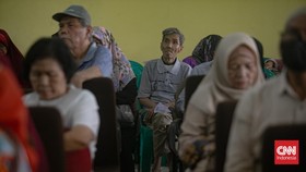 Warga lanjut usia (lansia) memadati Kantor Kelurahan Petukangan Utara, Jakarta Selatan, Kamis (8/5/2025), untuk mendaftarkan diri mendapatkan Kartu Layanan Gratis (KLG) yang menjadi syarat menikmati transportasi umum gratis. (CNN Indonesia/Adi Ibrahi