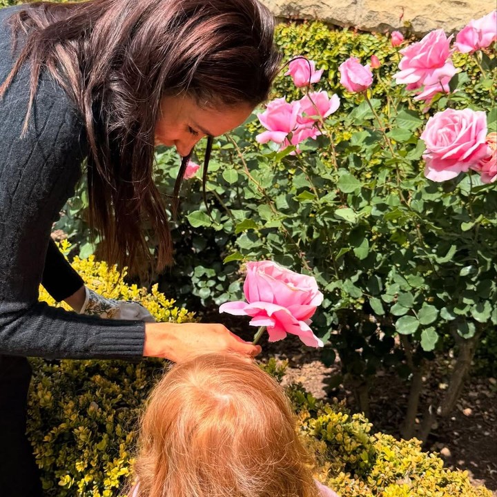 <p>Semetara itu, Lilibet lahir 4 Juni 2021 di California, Amerika Serikat. Dirinya dan sang kakak hanya terpaut usia dua tahun, Bunda. (Foto: Instagram: @meghan)</p>