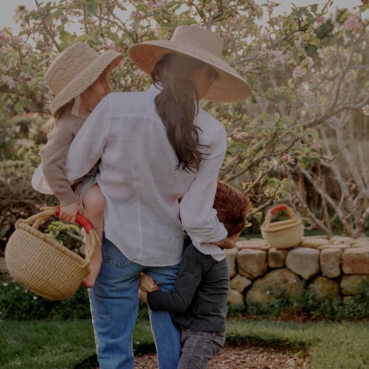 <p>Setelah menikah dengan Pangeran Harry pada tahun 2018, Meghan Markle dikaruniai dua orang anak, Bunda. Mereka adalah Archie Harrison Mountbatten-Windsor dan Lilibet Diana Mountbatten-Windsor. (Foto: Instagram: @meghan @aseverofficial)</p>