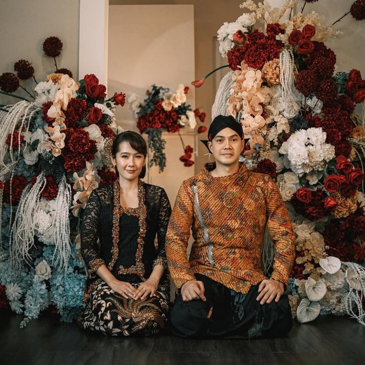 <p>Artis cantik Ardina Rasti menikah dengan Arie Dwi Andhika pada 2018. Dari pernikahan ini, mereka pun dikaruniai dua anak yang menggemaskan. Keduanya bernama Anara Langit Adria Respati dan Awan Biru Araya (Foto: Instagram: @ardinarasti @arieandhika10)</p>