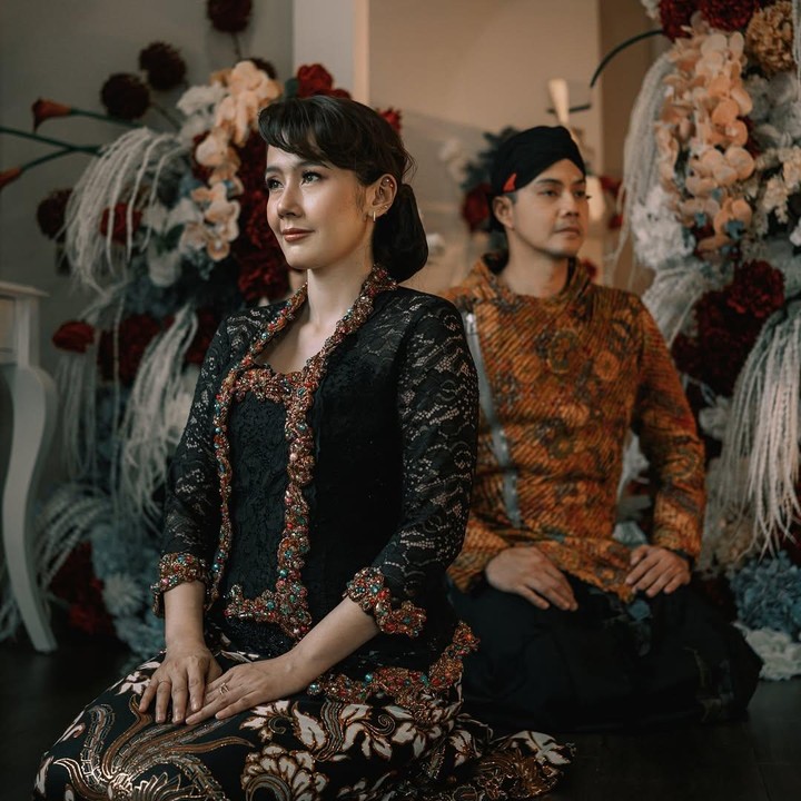<p>Sejak menikah, kehidupan Ardina Rasti dan Arie selalu menarik perhatian netizen. Tujuh tahun mengarungi bahtera rumah tangga, keduanya justru tambah romantis dan mesra. (Foto: Instagram: @ardinarasti @arieandhika10)</p>