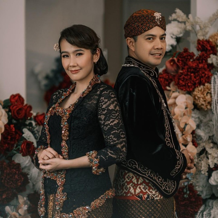 <p>Beberapa waktu lalu, terlihat Ardina mengunggah potret bersama sang suami dalam balutan baju adat Jawa. Keduanya pun terlihat seperti pengantin baru ya, Bunda. (Foto: Instagram: @ardinarasti @arieandhika10)</p>