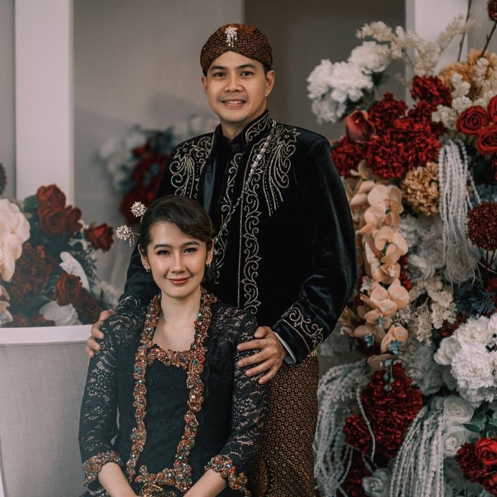 <p>"Pernikahan yang sukses tidak membutuhkan sekali jatuh cinta, tetapi berkali-kali jatuh cinta pada orang yang sama," tutur Ardina Rasti seraya menyisipkan emotikon hati. (Foto: Instagram: @ardinarasti @arieandhika10)</p>