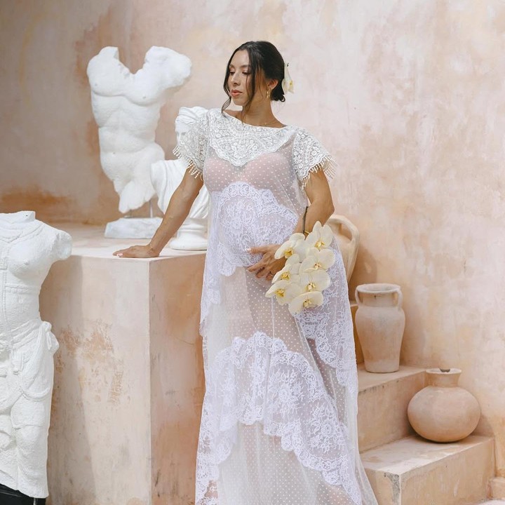 <p>Saat hamil anak keempatnya, Kiro, Bunda seleb Jennifer Bachdim kerap memamerkan <em>baby bump</em> kehamilannya ke publik. Salah satu yang mencuri perhatian adalah bentuk tubuh Jennifer yang tetap langsing dan selalu fit meski sedang hamil. Istri pemain sepakbola Irfan Bachdim ini memang dikenal rajin olahraga sebelum dan selama hamil. Jadi, tak heran bila kenaikan berat badan Jennifer tetap terkontrol saat hamil. (Foto: Instagram @jenniferbachdim)</p>