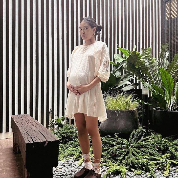 <p>Penyanyi Alika Islamadina tetap terlihat langsing saat hamil anak pertamanya, Zulu Alara Siregar. Bentuk tubuhnya selama hamil tidak terlihat naik drastis. Satu-satunya perubahan fisik yang terlihat adalah <em>baby bump</em> kehamilan yang semakin besar seiring bertambahnya usia kandungan. (Foto: Instagram @alikaislamadina)</p>