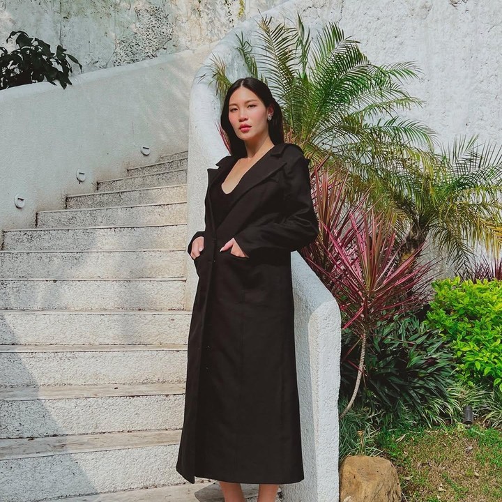<p>Patricia Gouw menjadi salah satu artis Tanah Air yang terlihat langsing selama hamil. Pilihan gaya berbusananya yang menyesuaikan bentuk tubuh menjadi salah satu kunci perempuan 34 tahun ini terlihat langsing saat hamil anak pertama. Misalnya dalam foto ini, Patricia Gouw memilih blazer panjang yang bisa menyembunyikan <em>baby bump</em> kehamilannya di usia lima bulan. (Foto: Instagram @patriciagouw)</p>