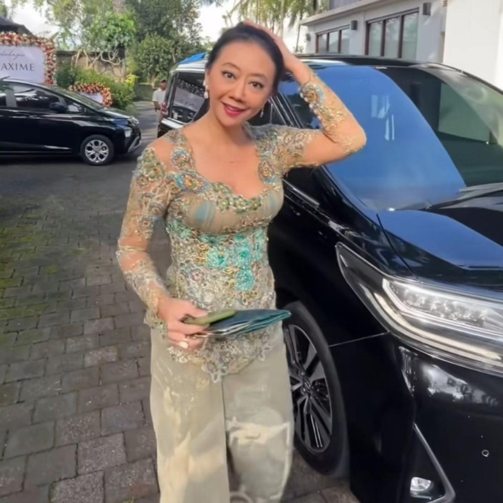 <p>Selanjutnya ada juga aktris Asri Welas yang terlihat menghadiri akad nikah. Perempuan 46 tahun itu tampil mengenakan kebaya brukat modern dengan bawahan celana. Tak lupa juga, ia menghiasi rambutnya dengan disanggul, Bunda. (Foto: Instagram@asri_welas)</p>