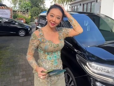 img-title Asri Welas Ungkap Proses Pembuatan Kain Batik Spesial Pernikahan Luna-Maxime