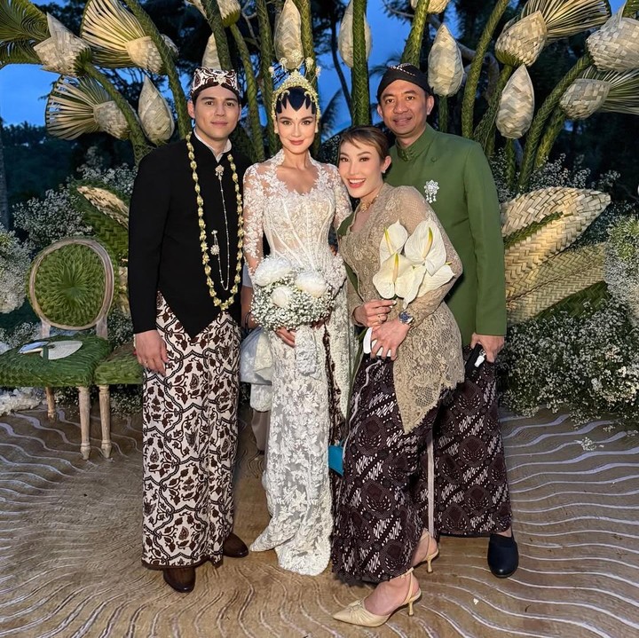 <p>Sementara itu, ada juga Ayu Dewi yang menjadi salah satu <em>bridemaids</em> Luna. Ia tampil serasi bersama sang suami, Regi Datau. Ayu tampil cantik mengenakan kebaya berwarna hijau, ya, Bunda. (Foto: Instagram@mrsayudewi)</p>