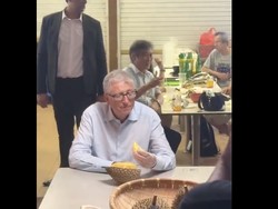 Viral Bill Gates Makan Durian dan Sate, Dimana Tuh?
