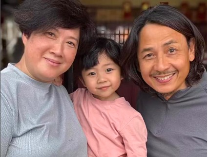 Istri Aktor Hong Kong Brian Wong Bikin Khawatir karena Hamil di Usia 58 Th & Punya Riwayat Preeklamsia